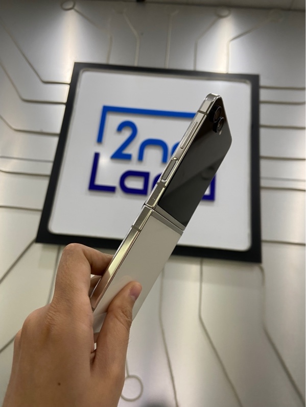 Điện thoại Samsung Galaxy Z Flip 5 - SM-F731B - Ram 8/512GB - Màu đen trắng - Ngoại hình: 97% - Body