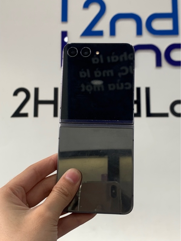 Điện thoại Samsung Galaxy Z Flip 5 - Snapdragon 8 Gen 2 - 120HZ - Ram 8/256GB - Màu đen - Ngoại hình 96% - Viền tróc sơn li ti, trầy mặt kính trầy, cấn một vết mép màn hình - Body