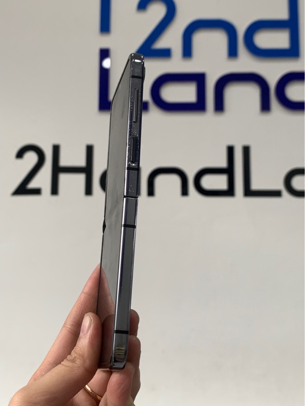 Điện thoại Samsung Galaxy Z Flip 5 - Snapdragon 8 Gen 2 - 120HZ - Ram 8/256GB - Màu đen - Ngoại hình 96% - Viền tróc sơn li ti, trầy mặt kính trầy, cấn một vết mép màn hình - Body