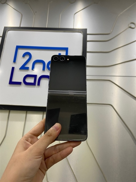 Điện thoại Samsung Galaxy Z Flip 5 - Snapdragon 8 Gen 2 - 120HZ - Ram 8/256GB - Pin tốt - Màu đen - Ngoại hình: 97% - Viền tróc sơn li ti, trầy mặt kính trầy - Body