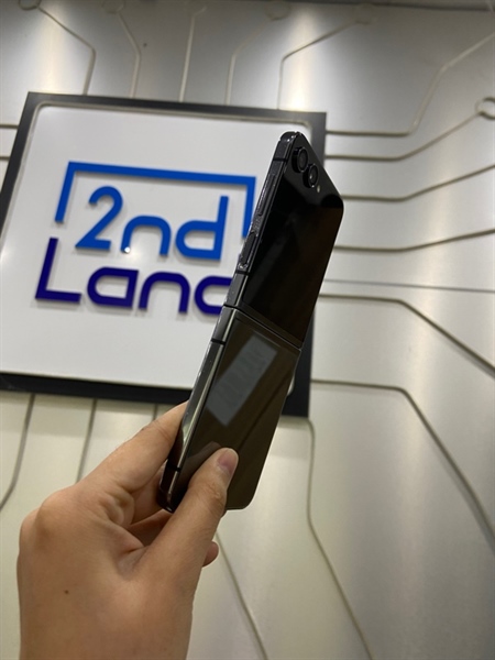 Điện thoại Samsung Galaxy Z Flip 5 - Snapdragon 8 Gen 2 - 120HZ - Ram 8/256GB - Pin tốt - Màu đen - Ngoại hình: 97% - Viền tróc sơn li ti, trầy mặt kính trầy - Body 1