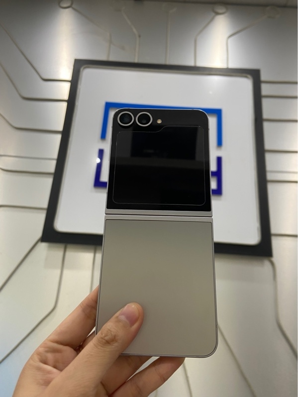 Điện thoại Samsung Galaxy Z Flip 6 - Snapdragon 8 Gen 1 - Ram 12/256GB - Màu bạc - Ngoại hình: 98% - Body