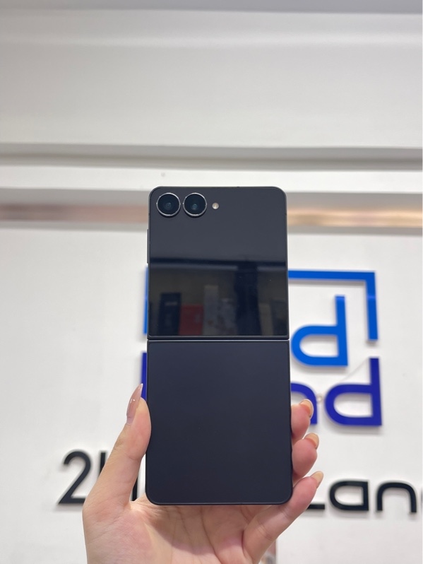 Điện thoại Samsung Galaxy Z Flip 7 - Bản quốc tế - Chip exynox 2500 - 12/512gb - Màu đen - Pin bình thường - Ngoại hình 97% - Kèm box
