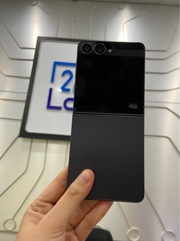 Điện thoại Samsung Galaxy Z Flip 7 - Exynos 2500 - Ram 12/256GB - Màu đen - Ngoại hình: 98% - Kèm Box
