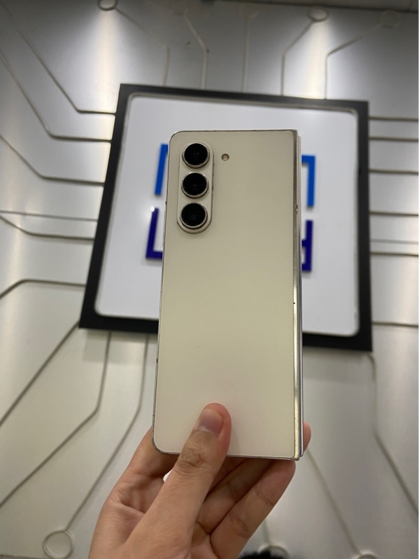 Điện thoại Samsung Galaxy Z Fold 5 - 12/512G - Màu trắng - Ngoại hình: 97% - Cấn xườn 4 góc, đã thay lưng - Body