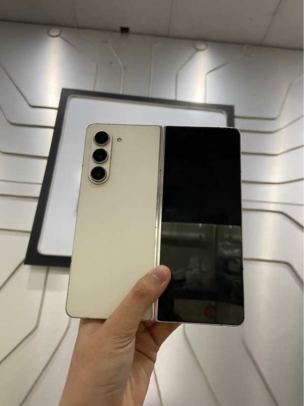 Điện thoại Samsung Galaxy Z Fold 5 - 12/512G - Màu trắng - Ngoại hình: 97% - Cấn xườn 4 góc, đã thay lưng - Body