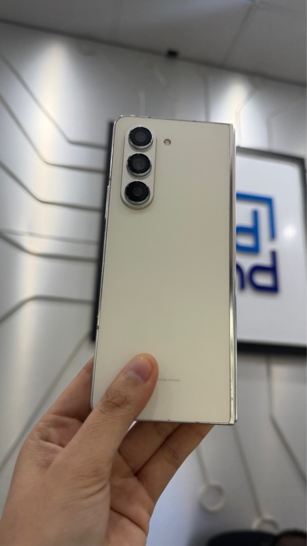 Điện thoại Samsung Galaxy Z Fold 5 - SM-F946B/DS - Ram 12/512GB - Màu gold - Ngoại hình: 98% - Màn sau trầy nặng, màn trước xước mèo nhiều, màn sau ám hồng nhẹ, đã thay kính cam - Body