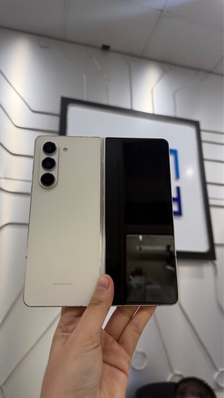 Điện thoại Samsung Galaxy Z Fold 5 - SM-F946B/DS - Ram 12/512GB - Màu gold - Ngoại hình: 98% - Màn sau trầy nặng, màn trước xước mèo nhiều, màn sau ám hồng nhẹ, đã thay kính cam - Body