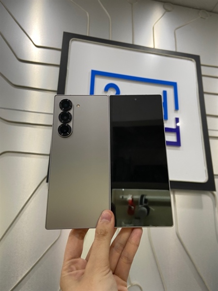 Điện thoại Samsung Galaxy Z Fold 6 - Ram 12/256GB - Bản 5G - Pin tốt - Màu bạc - Ngoại hình: 98% - FullBox 3