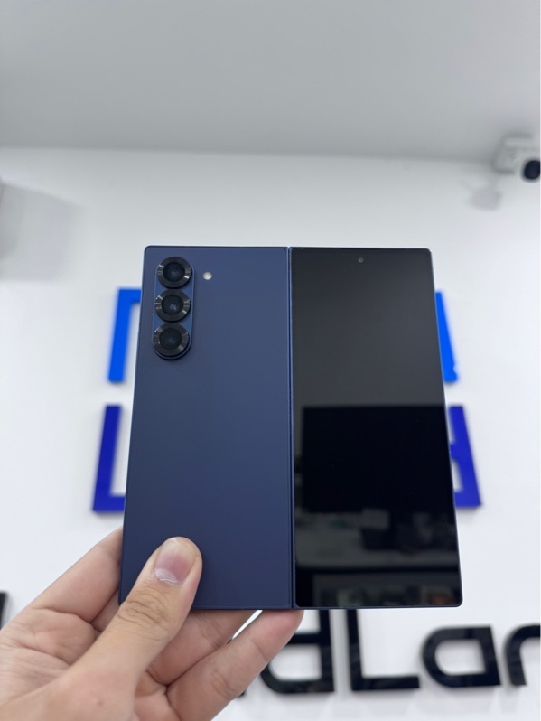 Điện thoại Samsung Galaxy Z Fold 6 - Snapdragon 8 gen 3 - 12/256GB - SSVN - Màu xanh - Ngoại hình 97% - Viền trầy, bản lề mở ra không thẳng - Body