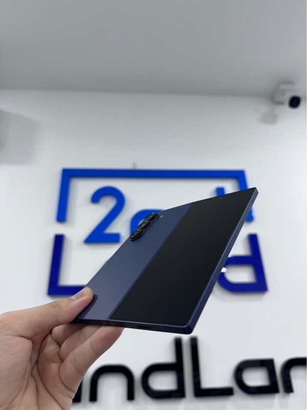 Điện thoại Samsung Galaxy Z Fold 6 - Snapdragon 8 gen 3 - 12/256GB - SSVN - Màu xanh - Ngoại hình 97% - Viền trầy, bản lề mở ra không thẳng - Body
