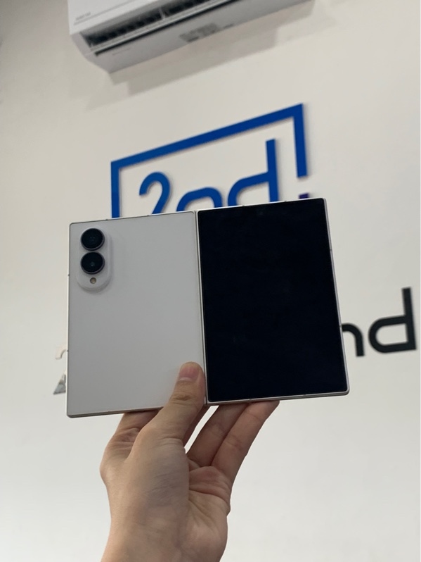 Điện thoại Samsung galaxy z fold 8 - Snap 8 elite gen 5 - Ram 12gb/rom 256gb - Màu trắng - Ngoại hình: 98% - Fullbox