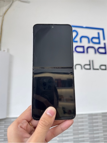 Điện thoại Samsung Galaxy ZFlip 4 - 8/256GB - Màu xanh - Ngoại hình 97% - Màn rộp nhẹ - Body 2