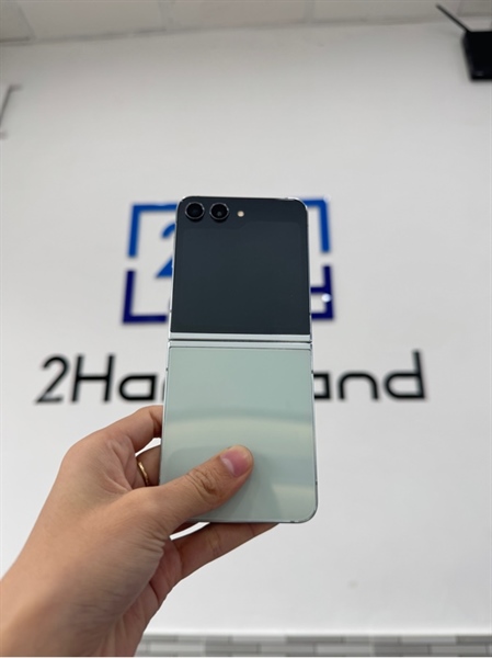 Điện Thoại Samsung Galaxy Zflip 5 5G - Ram 8 , Rom 256GB - Xanh đen - Snap 8 gen 2 - Ngoại hình 98% , bung nắp có bể 1 gốc màn + Fullbox 1