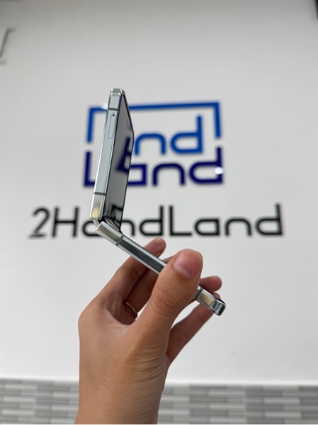 Điện Thoại Samsung Galaxy Zflip 5 5G - Ram 8 , Rom 256GB - Xanh đen - Snap 8 gen 2 - Ngoại hình 98% , bung nắp có bể 1 gốc màn + Fullbox 2