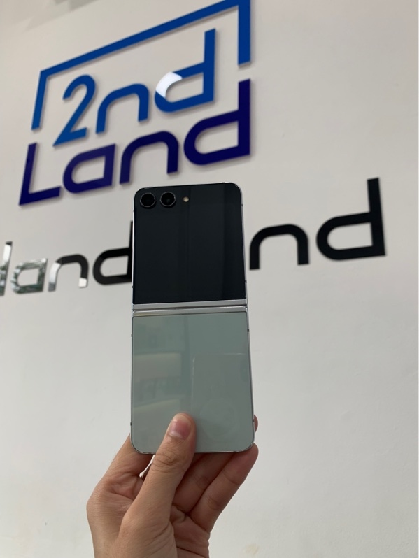 Điện Thoại Samsung Galaxy Zflip 5 5G - Snap 8 gen 2 - Ram 8/Rom 256GB - Màu xanh đen - Ngoại hình 98% - Màn chết 1 điểm pixel + mực - Body - SP KHÔNG BẢO HÀNH