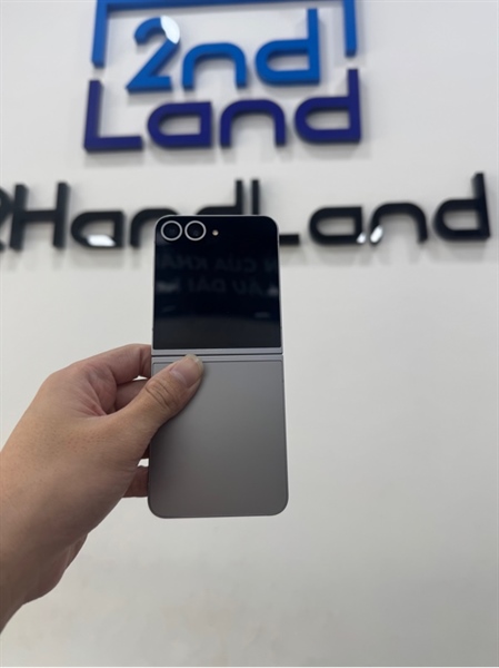 Điện thoại Samsung Galaxy ZFlip 6 - Snapdragon 8 gen 3 - 12/512GB - SSVN - Màu xám - Ngoại hình 97% - lệch bản lề , mẻ cạnh màn - Body