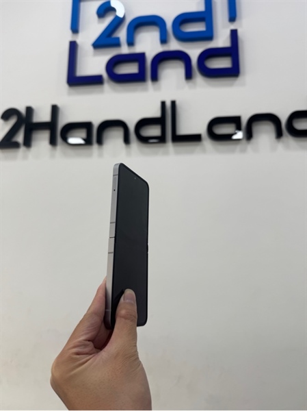 Điện thoại Samsung Galaxy ZFlip 6 - Snapdragon 8 gen 3 - 12/512GB - SSVN - Màu xám - Ngoại hình 97% - lệch bản lề , mẻ cạnh màn - Body 2