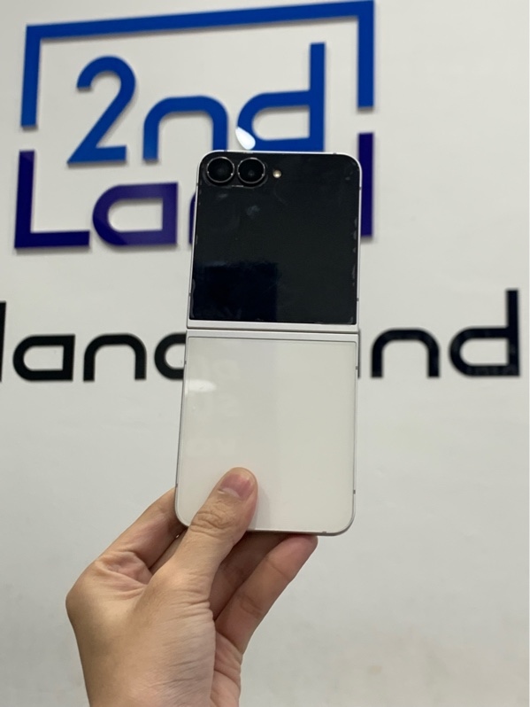 Điện thoại Samsung Galaxy Zflip 7 fe - Exynos 2400 - Ram 8/128gb - Màu bạc - Ngoại hình: 97% - Màn trầy, ám vàng, trầy body - Body