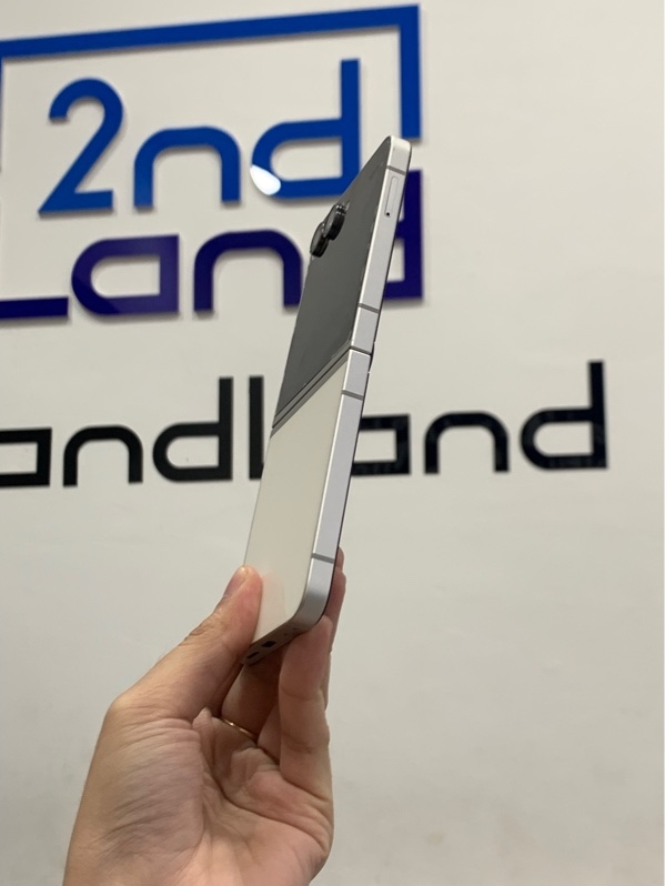 Điện thoại Samsung Galaxy Zflip 7 fe - Exynos 2400 - Ram 8/128gb - Màu bạc - Ngoại hình: 97% - Màn trầy, ám vàng, trầy body - Body