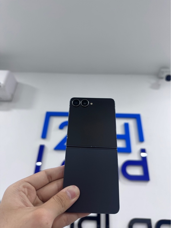 Điện thoại Samsung Galaxy Zflip 7 - SSVN, Exynos 2500 - 12/256Gb - Màu xám - Ngoại hình 97% - Viền tróc sơn nhiều chỗ, màn trong trầy - Kèm sạc linh kiện