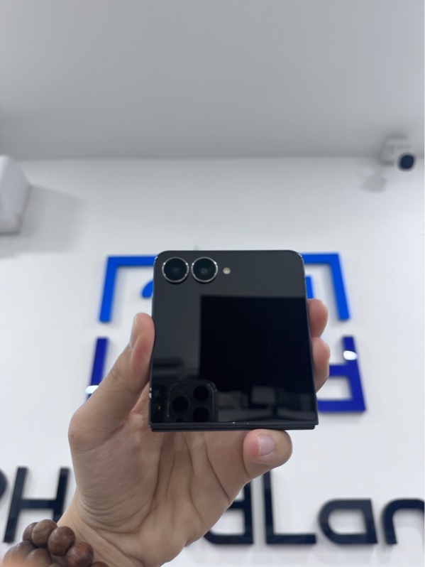 Điện thoại Samsung Galaxy Zflip 7 - SSVN, Exynos 2500 - 12/256Gb - Màu xám - Ngoại hình 97% - Viền tróc sơn nhiều chỗ, màn trong trầy - Kèm sạc linh kiện