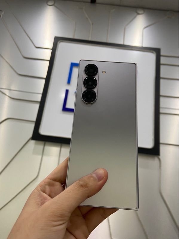 Điện thoại Samsung Galaxy ZFold 6 - Bản Hàn - Snapdragon 8 Gen 3 - Ram 12/256GB - Màu bạc - Ngoại hình: 97% - khớp gập không thẳng nhẹ - Body