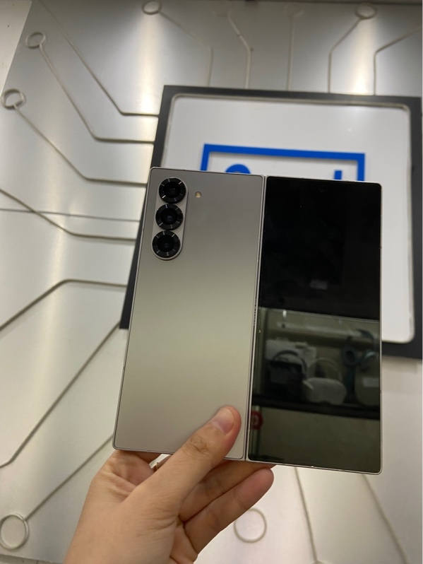 Điện thoại Samsung Galaxy ZFold 6 - Bản Hàn - Snapdragon 8 Gen 3 - Ram 12/256GB - Màu bạc - Ngoại hình: 97% - khớp gập không thẳng nhẹ - Body