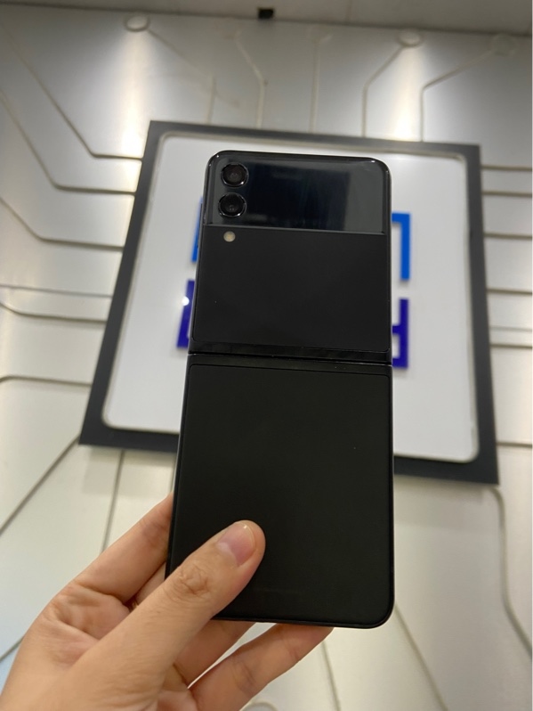 Điện thoại Samsung Z Flip 3 - Ram 8/256GB - Màu đen - Ngoại hình: 97% - Bể viền góc trên, khớp gập mở không hết - Body