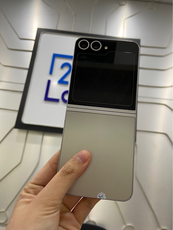Điện thoại Samsung Z Flip 6 - Snapdragon 8 gen 3 - 12/256 - Quốc tế - Màu bạc xám - Ngoại hình 98% - Body