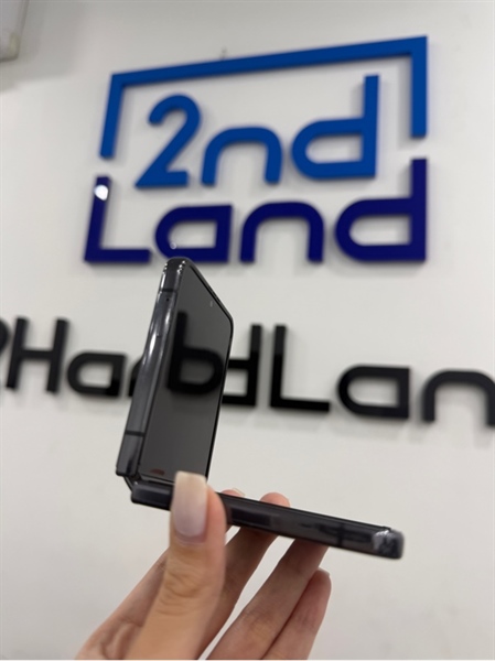 Điện thoại Samsung Zflip 4 - Snapdragon 8 Gen 1 - 8/256GB - Màu xám - Ngoại hình 97% - Màn rạn , trầy , bản lề mở ra không hết - Body 1