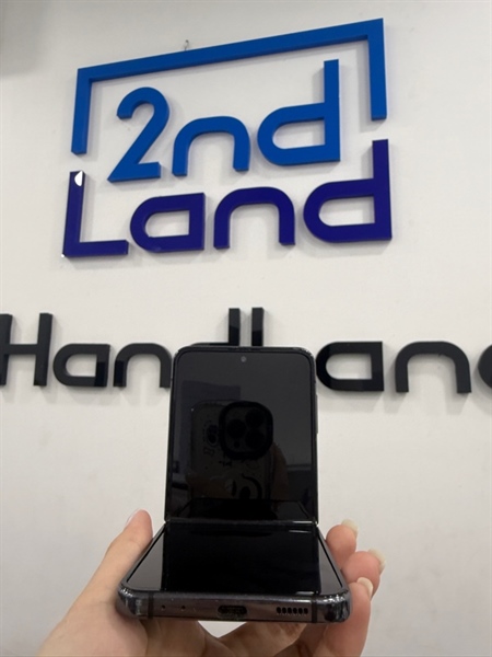 Điện thoại Samsung Zflip 4 - Snapdragon 8 Gen 1 - 8/256GB - Màu xám - Ngoại hình 97% - Màn rạn , trầy , bản lề mở ra không hết - Body 2