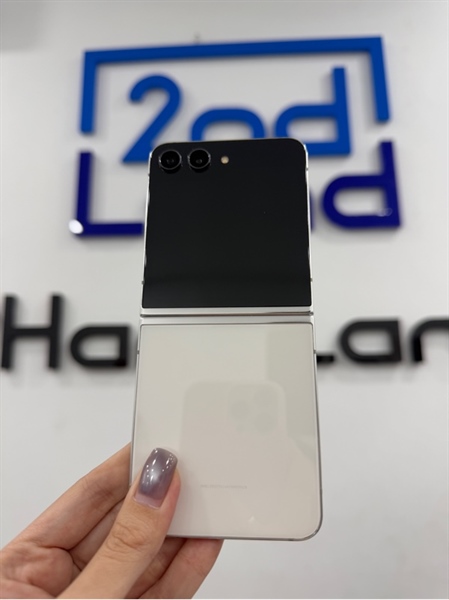 Điện thoại Samsung Zflip 5 - Snap 8 Gen 2 - 8/512GB - 1 sim 1 esim - Màu trắng - Ngoại hình 98% - Viền trầy nhẹ - Kèm sạc