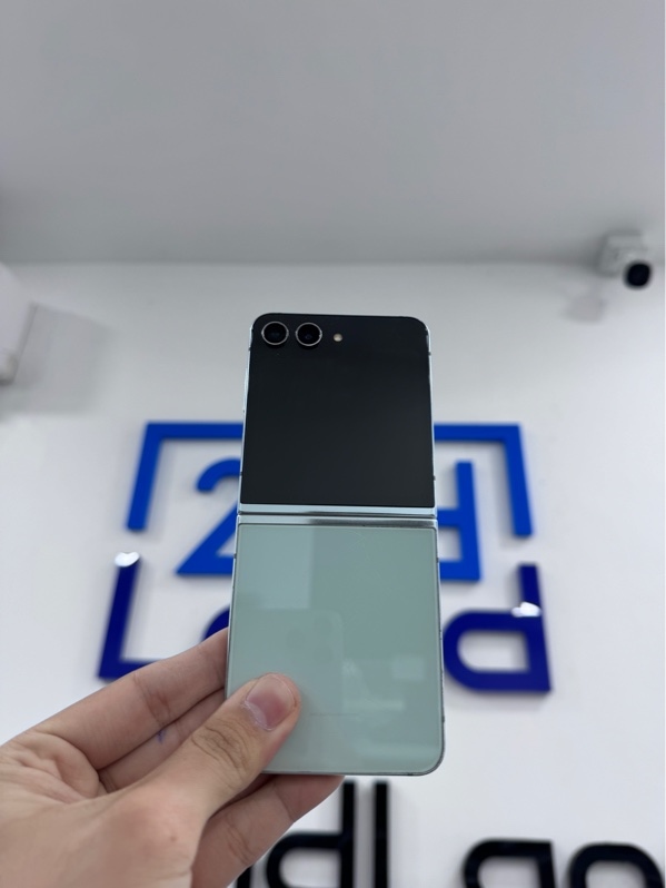 Điện thoại Samsung Zflip5 - Snapdrgon 8 gen 2 - 8/512gb - SSVN - Màu xanh - Ngoại hình 97% - Bể 1 góc màn, nứt nẹp màn, màn rạn nhẹ, lưng trầy - Body