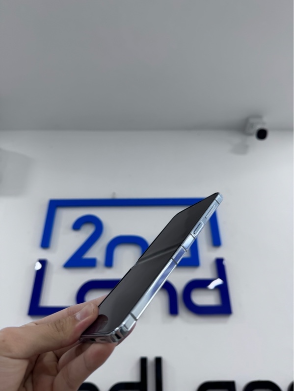 Điện thoại Samsung Zflip5 - Snapdrgon 8 gen 2 - 8/512gb - SSVN - Màu xanh - Ngoại hình 97% - Bể 1 góc màn, nứt nẹp màn, màn rạn nhẹ, lưng trầy - Body