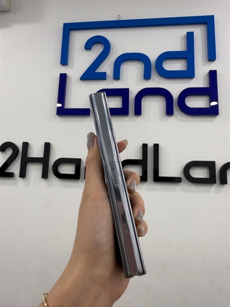 Điện thoại Samsung ZFold 4 - Snapdragon 8 Gen 1 - 12/512GB - Màu xanh - Ngoại hình 97% - Bản lề mở ra không hết , trầy viền nhiều , màn chết pixel nhỏ , màn ngoài trầy - Kèm Box 2