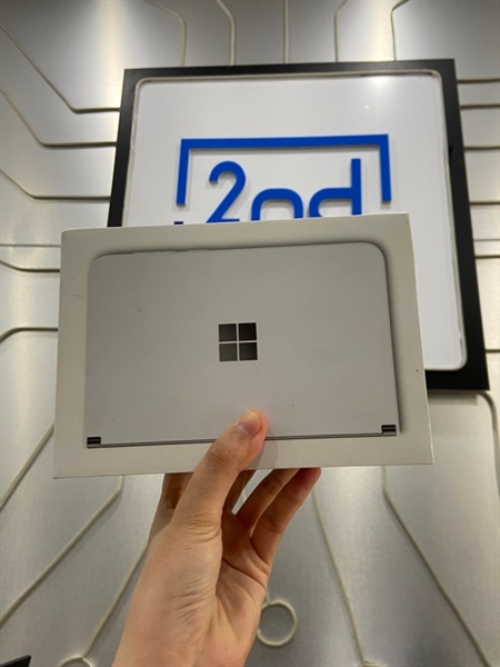 Điện thoại Surface Duo 1 - Snap 855 - 6/128GB - Màu trắng - Ngoại hình: 97% - Bể 1 cạnh chỗ chân sạc, màn hồng viền xước - FullBox 3