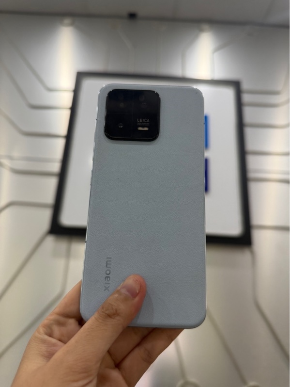 Điện Thoại Xiaomi 13 - SnapDragon Gen 2 - Ram 8/256GB - Bản nội địa - Màu xanh - Ngoại hình: 97% - Viền dưới ám vàng, mặt lưng ố, viền xước dăm - Kèm Box