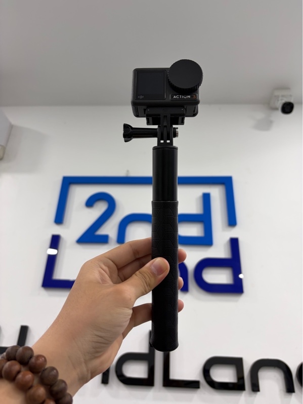 DJI Action 3 - Màu đen - Ngoại hình 97% - Tróc cao su 1 góc, viền trầy cấn - Kèm gậy cầm tay, 1 khung bảo vệ, 1 túi đựng, 1 pin, 1 thẻ nhớ 128Gb