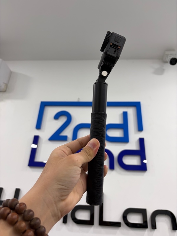 DJI Action 3 - Màu đen - Ngoại hình 97% - Tróc cao su 1 góc, viền trầy cấn - Kèm gậy cầm tay, 1 khung bảo vệ, 1 túi đựng, 1 pin, 1 thẻ nhớ 128Gb