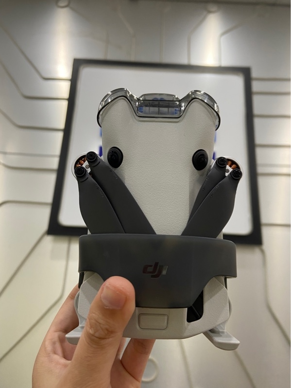 DJI Flycam Mini 4 Pro - Bản combo - Màu xám - Ngoại hình: 98% - Kèm Túi , 3 Pin ( Pin Chu Kỳ 1-5-5) , 1 Sạc, Tay Cầm DJI RC-N2