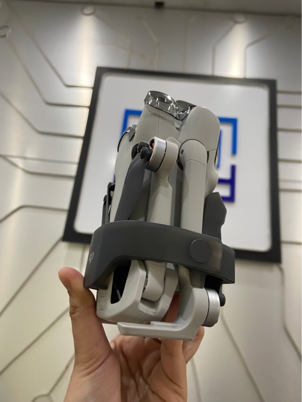 DJI Flycam Mini 4 Pro - Bản combo - Màu xám - Ngoại hình: 98% - Kèm Túi , 3 Pin ( Pin Chu Kỳ 1-5-5) , 1 Sạc, Tay Cầm DJI RC-N2