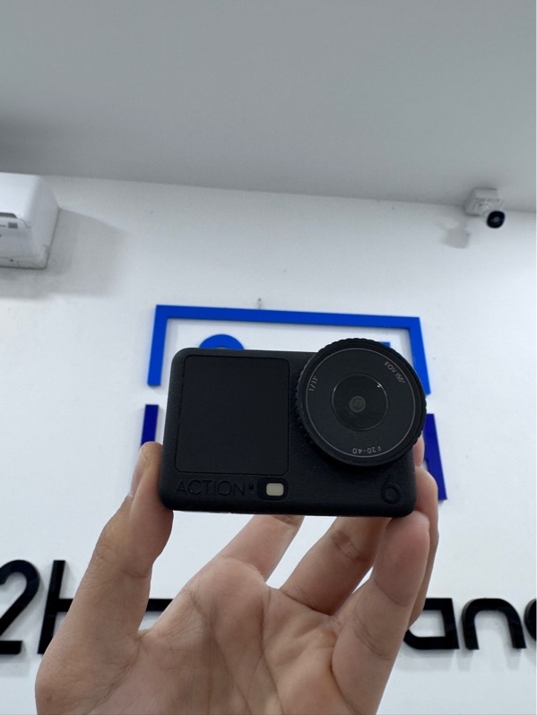 DJI Osmo Action 6 - Màu đen - Ngoại hình 98% - Case xước nhẹ - Kèm 3 pin, 1 dock sạc selfie action xước nhẹ tay cầm Gẫy khớp nối tiếp, kẹp mũ telesin