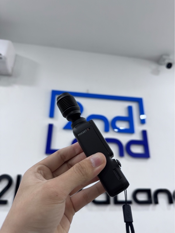 DJI Osmo Pocket 3 creator combo - Màu đen - Ngoại hình 97,5% - Trục có vết trầy nhẹ, kính cam xước, thiếu 1 cáp sạc Type-C - Kèm 1 thẻ nhớ 128Gb, 1 đồ đọc thẻ nhớ