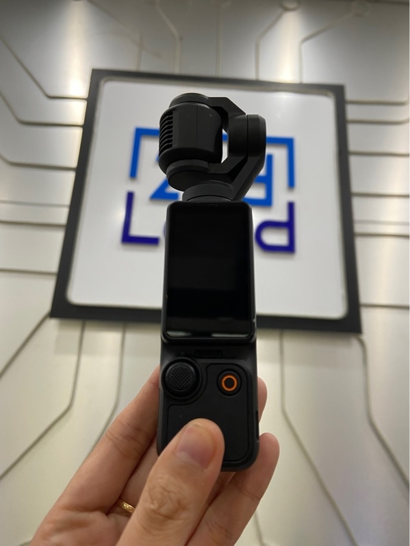 DJI Pocket 3 Creator Combo - Màu đen - Ngoại hình: 97.5% - Xước thân - Kèm túi + 1 mic + 1 sạc + 1 cục nối + 1 chân đế