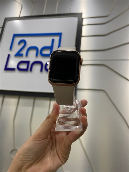 Đồng hồ Apple Watch SE Gen 1/40mm - LL/A - GPS - Pin 98% - Viền nhôm - Màu hồng gold - Ngoại hình: 97% - Màn trầy, màn đánh kính, sọc 1 đường, trầy nhẹ góc sườn - FullBox - không bảo hành 1
