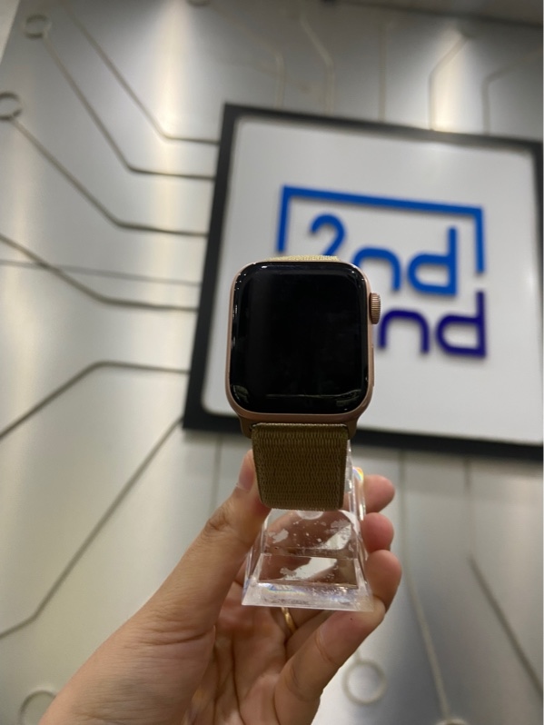 Đồng hồ Apple Watch SE Gen 1/40mm - Pin 100% thay new - Màu hồng - Ngoại hình: 97% - Cấn góc nhẹ, sọc tím mờ giữa màn - Body