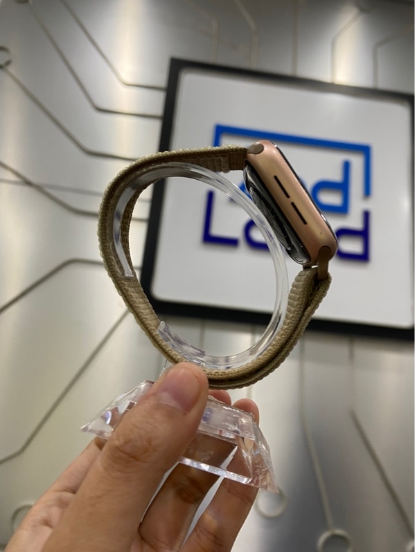 Đồng hồ Apple Watch SE Gen 1/40mm - Pin 100% thay new - Màu hồng - Ngoại hình: 97% - Cấn góc nhẹ, sọc tím mờ giữa màn - Body