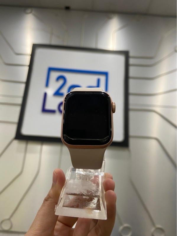 Đồng hồ Apple Watch SE Gen 1/40mm - VC/A - GPS - Pin 94% - Màu hồng - Ngoại hình: 97% - Trầy xước nhẹ, màn ép kính hở bọt nhẹ, sọc mờ giữ màn - Kèm sạc