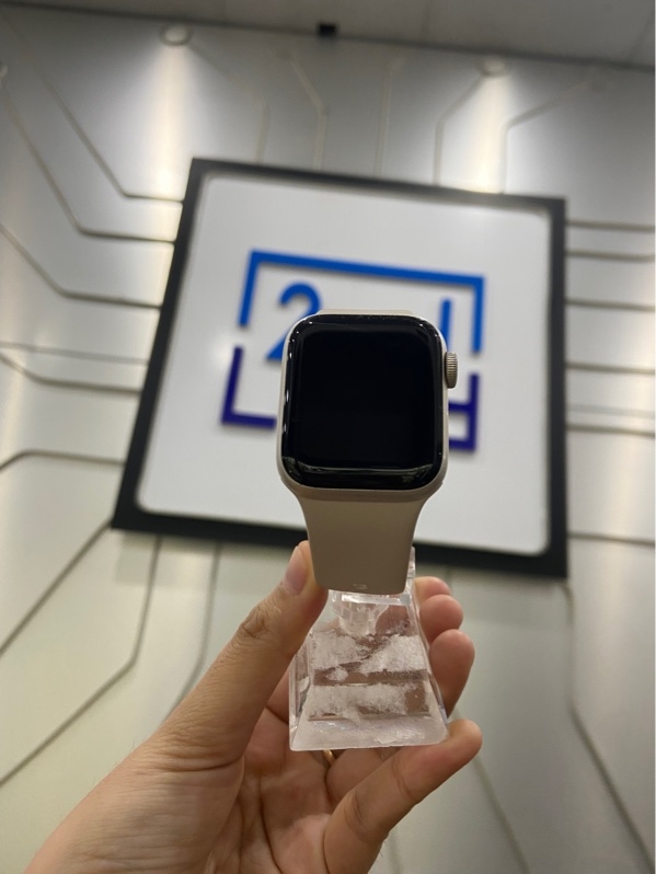 Đồng hồ Apple Watch SE Gen 2/40mm - GPS - Pin 94% - Viền nhôm - Màu trắng - Ngoại hình: 97.5% - Xước kính - Kèm sạc